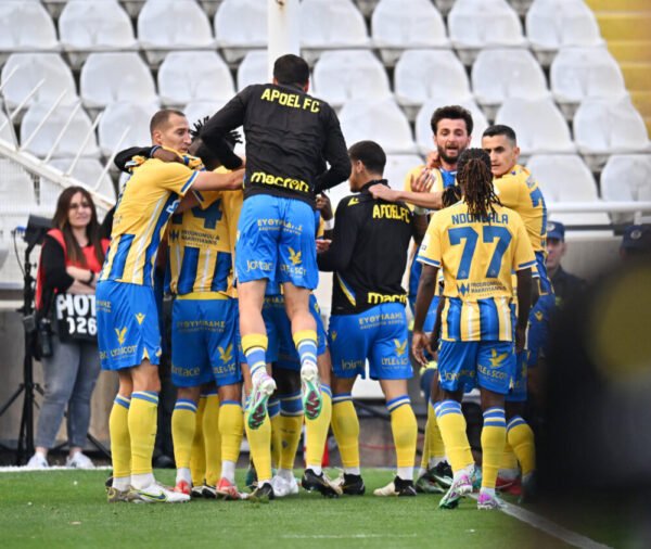 APOEL NICOSIA – OFFICIAL BALL SIGNED BY THE PLAYERS OF THE TEAM 2023/2024 – CYPRUS CHAMPIONS - Image 3