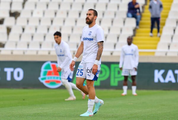 APOLLON LIMASSOL – COLLECTOR’S JERSEY OF THE CYPRUS AUTISM ASSOCIATION SIGNED BY THE TEAM PLAYERS OF THE CURRENT SEASON (2024–2025) - Image 4